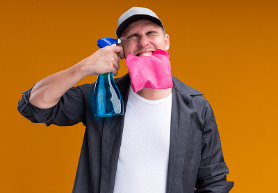 Profesional de limpieza con productos agresivos